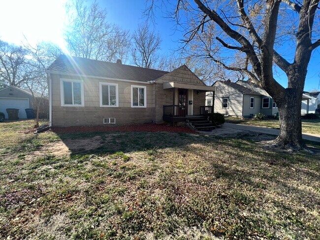 Building Photo - 839 N Ridgewood Dr