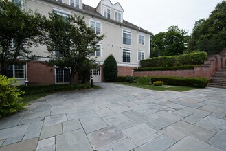 Building Photo - 142 East Ave