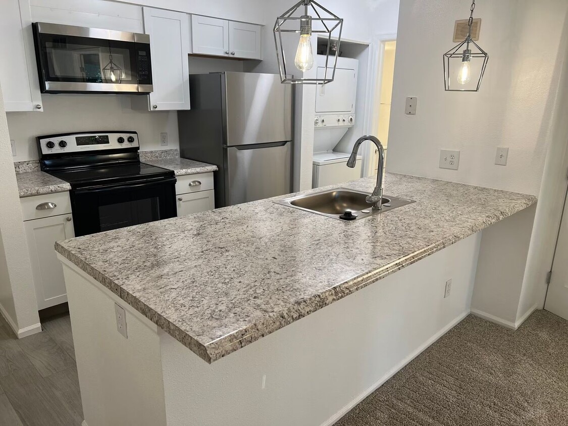 Available Now! Remodeled 1-Bedroom Garden Apartment. - Available Now! Remodeled 1-Bedroom Garden Apartment.