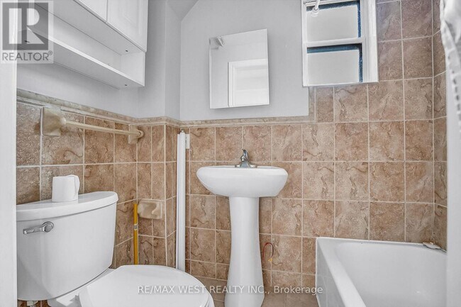 Photo du bâtiment - 472 Symington Ave