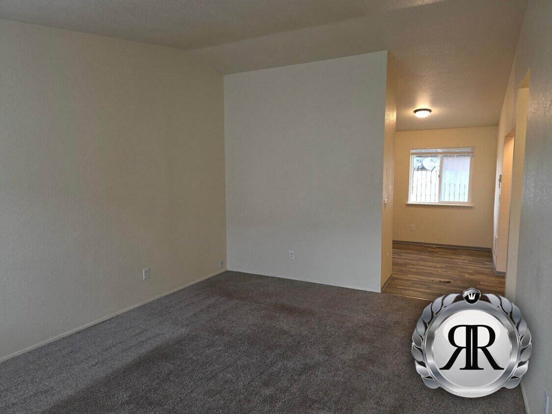 Foto principal - 2 bedroom, 1 bath, 1 Car Garage