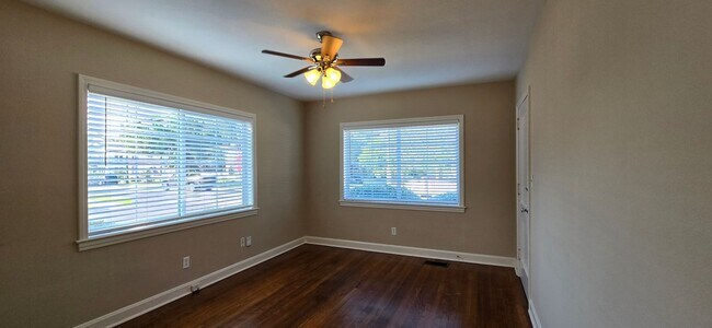 Building Photo - Riverside Downstair Apartment