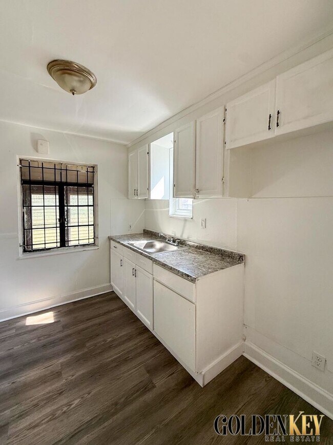 Building Photo - Updated large 3 bed/1.5 bath Westside Home!