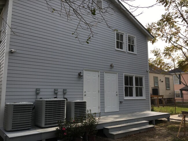 Shared backyard space - 2728 General Ogden St