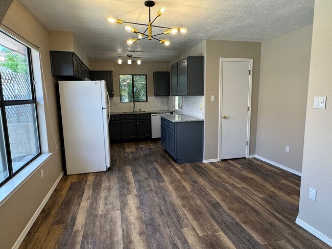 Foto del edificio - 2 Bedroom, 2 Bathroom Home near Tramway and Indian School