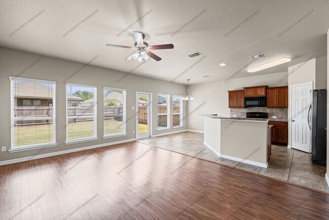 Foto del edificio - 8012 Redbrush