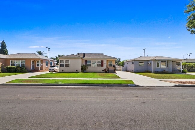 Building Photo - 14876 Dalman St