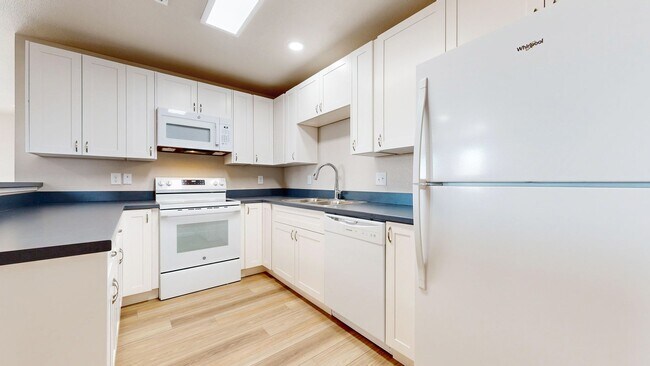 Foto del edificio - 2 Bed / 2 Bath Newly Renovated Apartment | Walkable Amenities in SW Loveland
