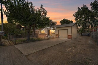 Building Photo - 527 N Lillian Ave