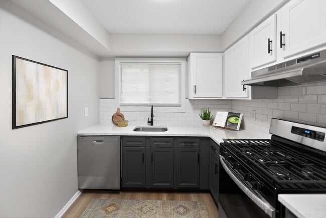 Adéntrate en la elegante modernidad de Lake Shore Park Apartments, donde los modernos gabinetes se combinan con electrodomésticos de acero inoxidable en tu cocina gourmet. Disfruta de una vibrante comunidad con servicios de primera categoría. ¡Agenda tu visita hoy mismo y mejora tu calidad de vida! - Lake Shore Park Apartments