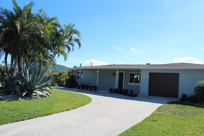 Building Photo - 255 Marina Dr