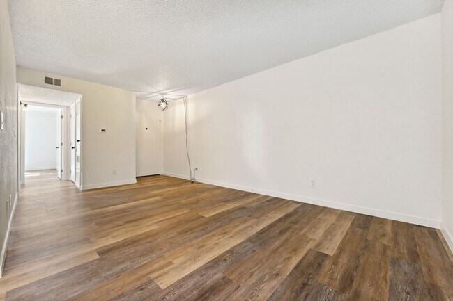 Foto del edificio - Updated Condo in Expo Park!