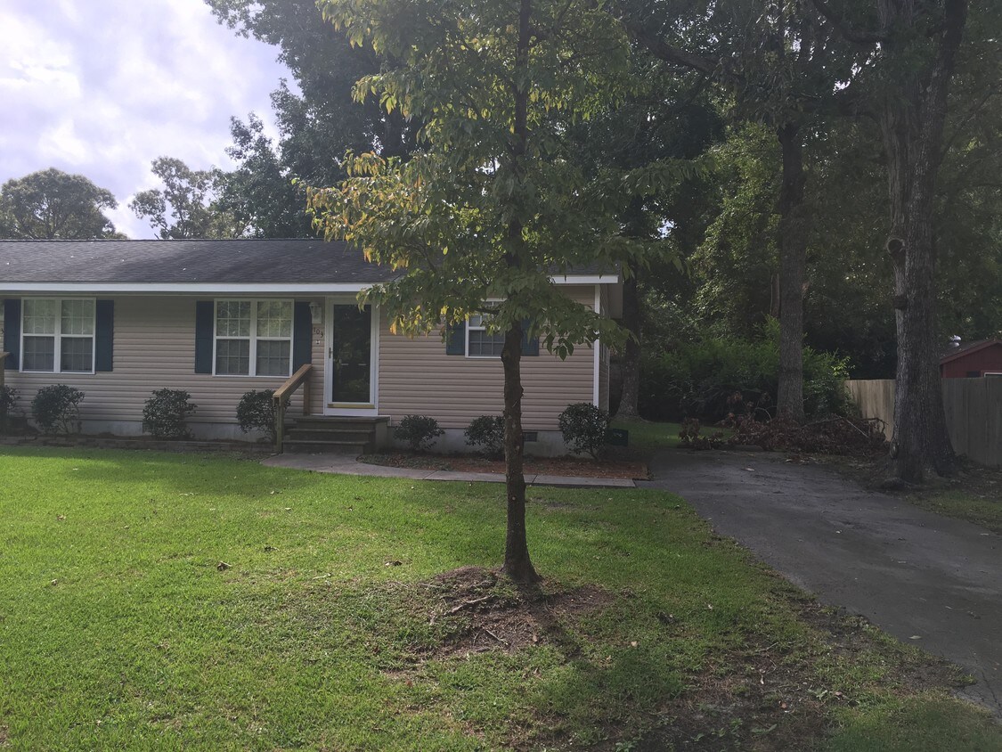 Duplex Curb View - 103 Oak Ridge Dr