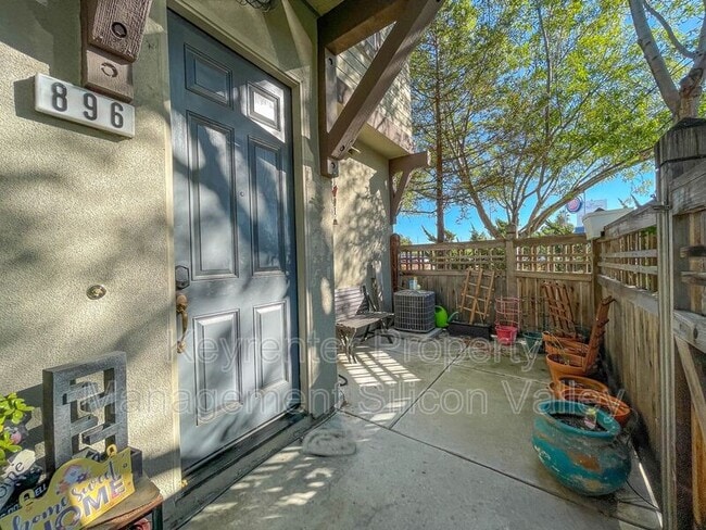 Building Photo - 896 Towne Dr