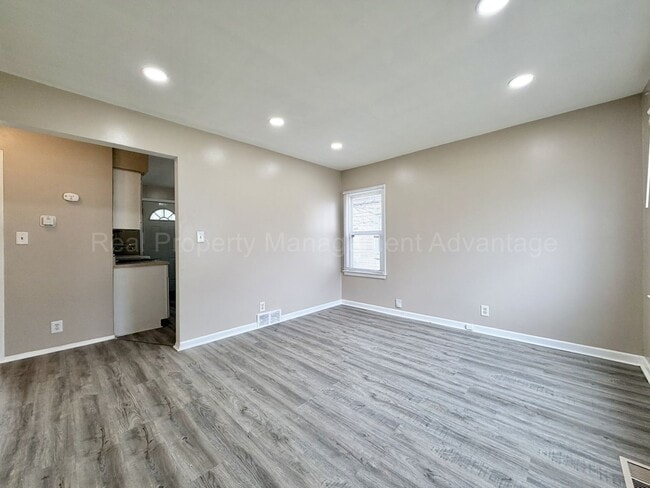 Building Photo - Newly Updated 2 Bed Ranch with Private Backyard