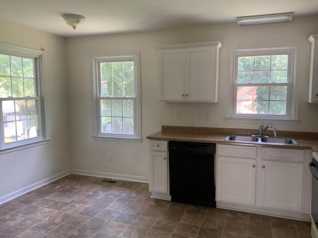 Building Photo - 16 Mayflower Ave