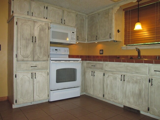Building Photo - 233 Cindy Ave