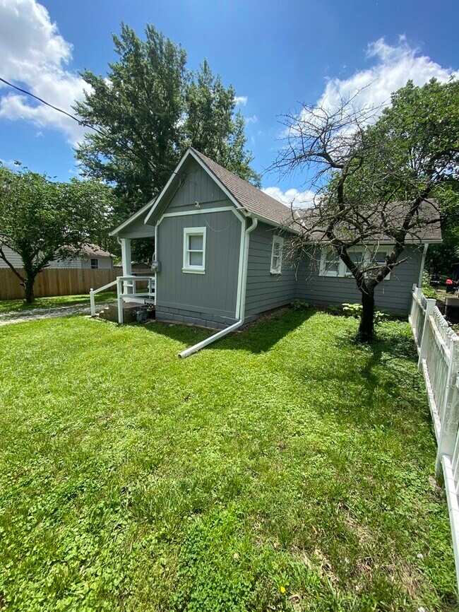 Building Photo - Single Family House in Lawrence
