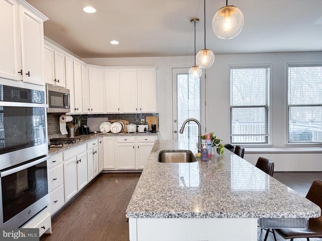 Building Photo - 42462 Dogwood Glen Square