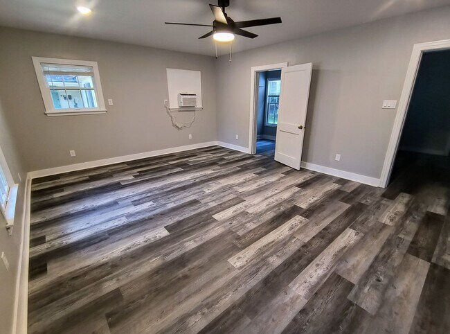 Foto del edificio - Fully Renovated 3-Bedroom Rental – New Appliances, Huge Yard, Garage, & Individual Room A/C!