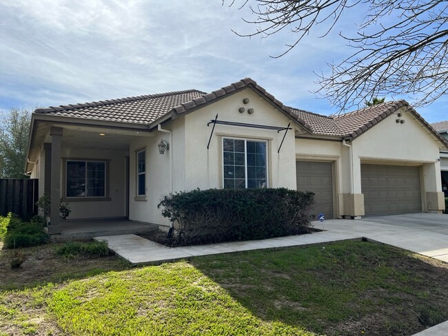 Building Photo - 4 bedroom home with 3 car garage in Patterson!