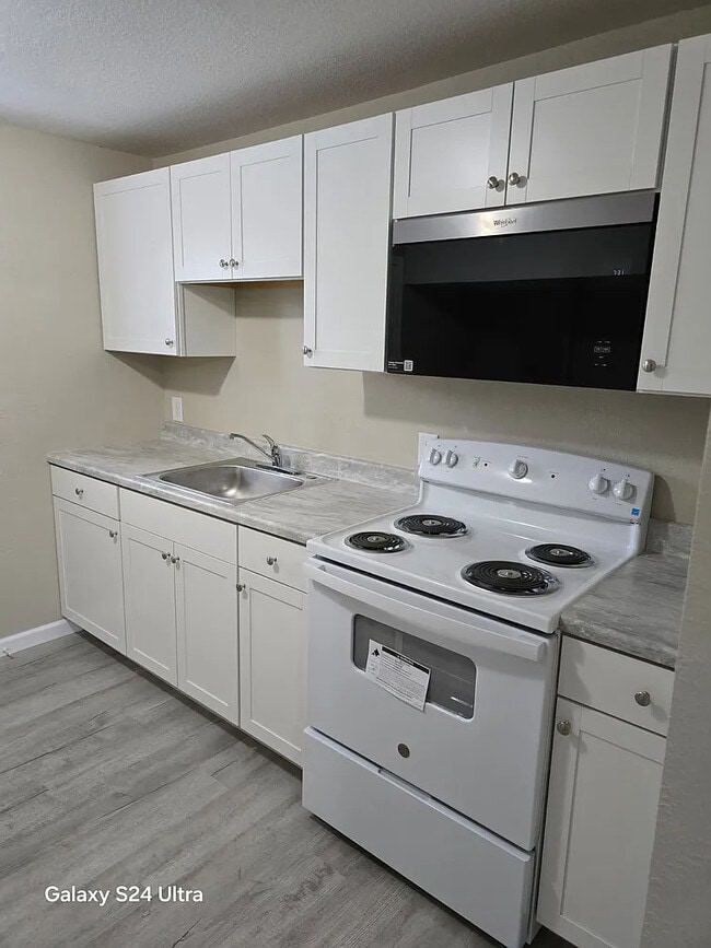 Building Photo - 126 Tacoma Rd