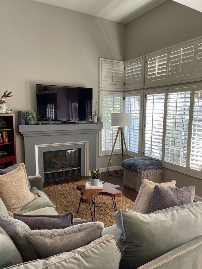 Building Photo - Beautiful Windrose Point 3 bed 2 1/2 bath ...