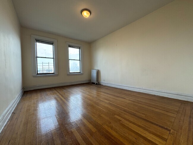 Building Photo - 884 Riverside Dr