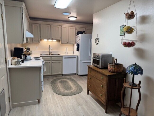 Foto del edificio - Updated home in a desirable SE neighborhood on a large lot