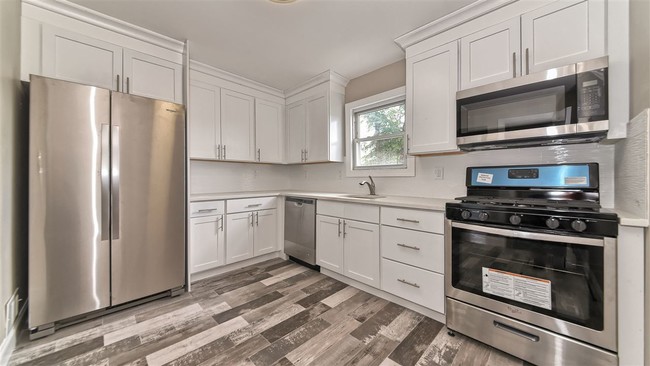 Building Photo - 96B Suburbia Dr