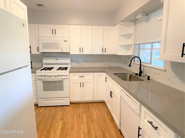 Building Photo - 517 W 17th Pl