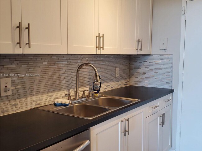 Foto del edificio - 2350 NE 135th St