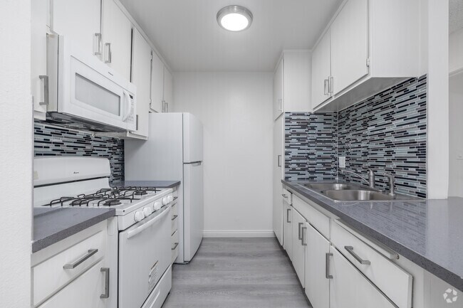 1BR, 1BA - 625SF - Kitchen - The Montecito Apartments