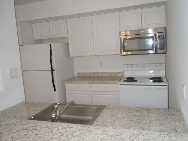 Building Photo - Leesburg Heritage Square Three Bedroom