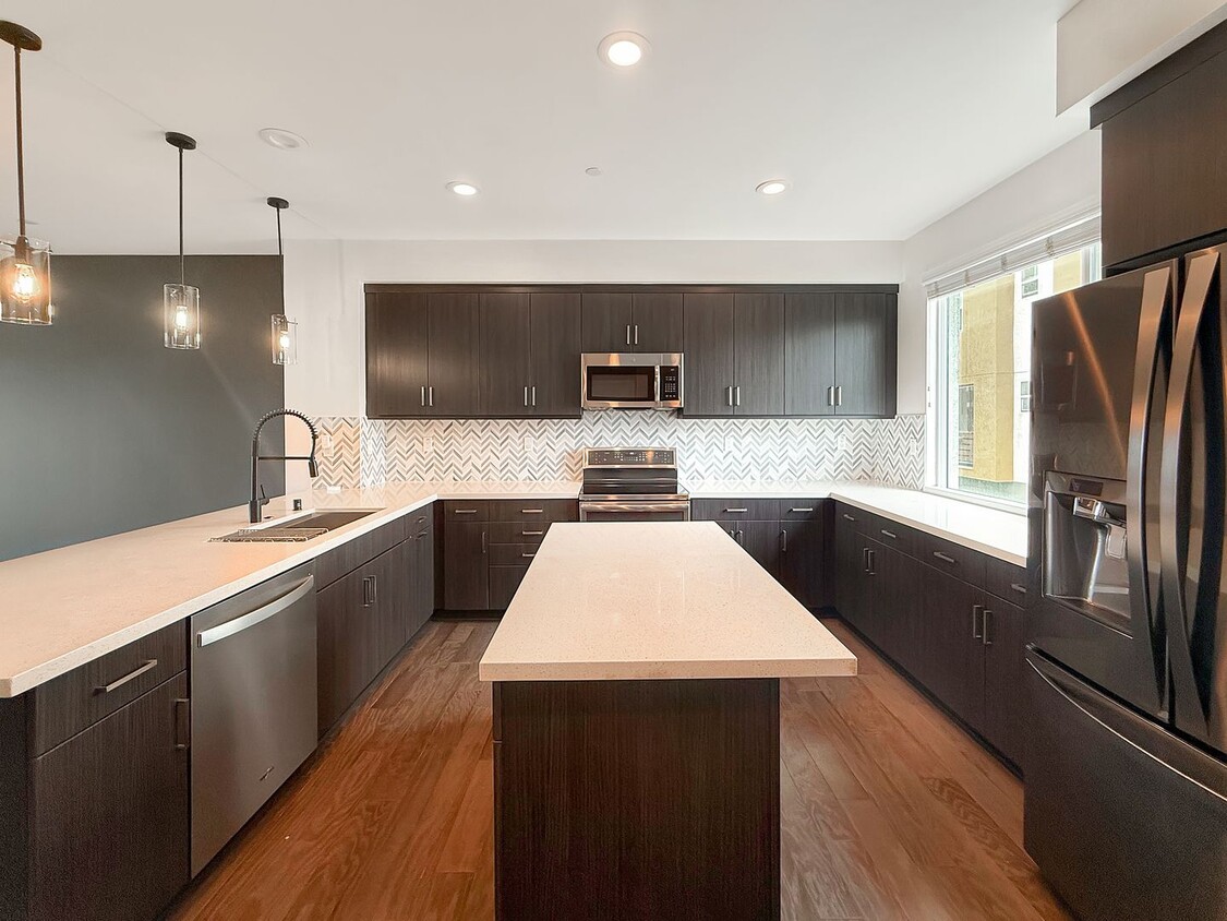 Primary Photo - Large and Bright 4 bedroom, 3.5 bathroom h...