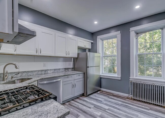 Kitchen - 25 Bartholdi Ave