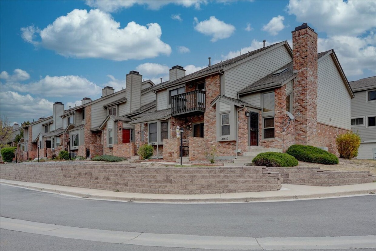 Primary Photo - Spacious 2Bed/2.5 Bath with 2-Car Attached...