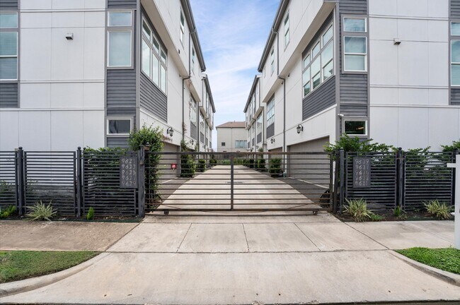 Building Photo - 9635 Riddlewood Ln