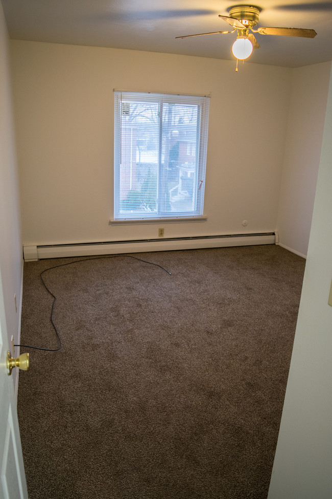 Building Photo - Brooke Park 2 bedroom Apartment!!!!!!!!!!