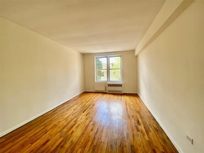 Foto del edificio - 83-36 Beverly Rd
