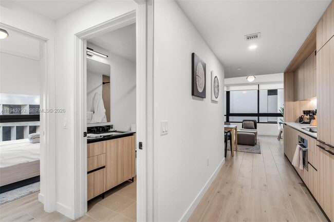 Building Photo - 225 N Miami Ave