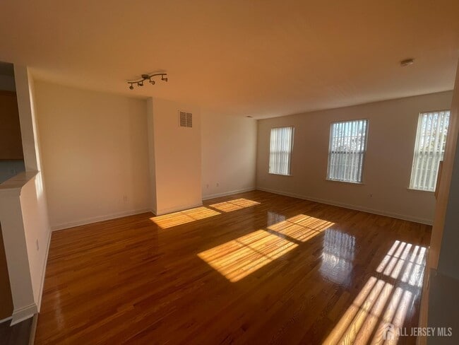 Foto del edificio - 430 Giordano Ave