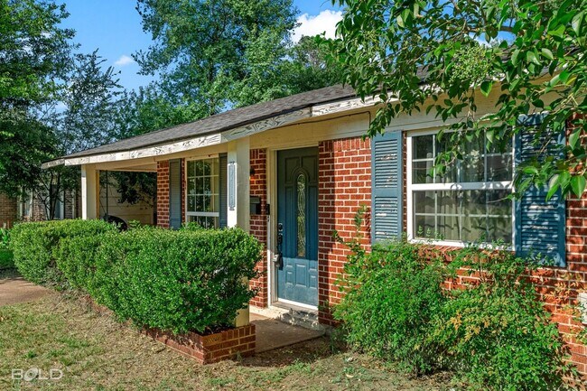 Building Photo - 9419 Normandie-