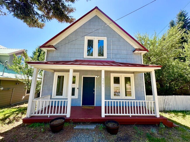 Building Photo - Charming Two-Story Home on Dead-End Road