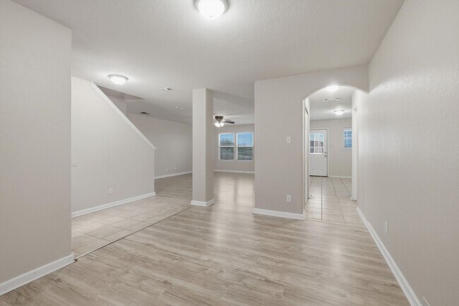 Foto del edificio - 4BR Home with Open Living Area & Included Appliances