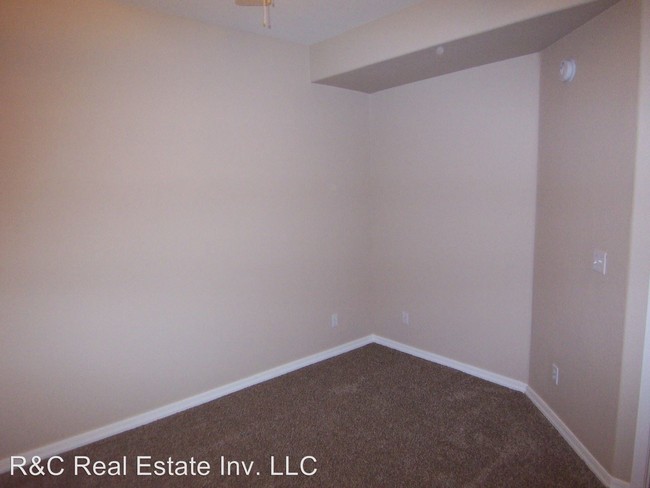 Building Photo - 1406 W Emerald Ave