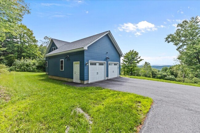 Foto del edificio - Contemporary with Gorgeous Views in Hinesburg, Vermont - Fully Furnished w/ Utilities Included