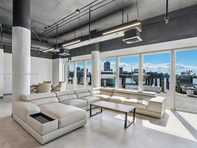 Foto del edificio - 900 Bay Dr