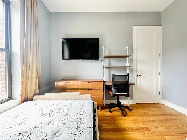 Foto del edificio - Furnished room/NOT APARTMENT