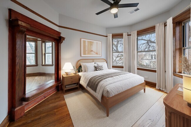 Foto del edificio - Renovated 1 bed + den in Logan Square - Now Leasing!